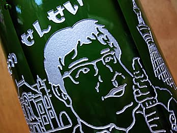 日本酒の一升瓶の側面に彫刻した「似顔絵」のクローズアップ画像