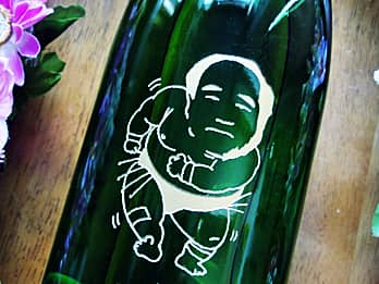 お父さんの似顔絵をボトル側面に彫刻した、父の日のプレゼント用のお酒