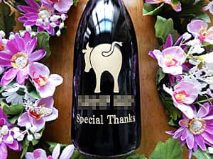 ロゴマークとメッセージをボトル側面に彫刻したお酒