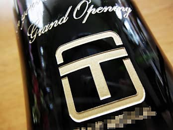 Vp{g̑ʂɒAЂ̃S}[ÑN[YAbv摜
