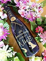 「5th anniversary、ロゴマーク、日付」を彫刻した、飲食店の周年祝い用のシャンパンボトル