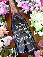 「30th、Congratulations on your birthday、名前、誕生日」を彫刻した、友人への誕生日プレゼント用のシャンパンボトル