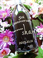 「5th anniversary、ロゴ、日付」を彫刻した、飲食店の周年祝い用のシャンパンボトル