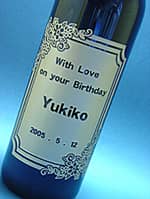 「With Love on your birthday、彼女の名前、誕生日」を彫刻した、彼女への誕生日プレゼント用のワインボトル