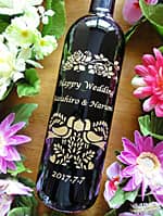 「Happy wedding、新郎と新婦の名前」を側面に彫刻した、友達の結婚祝い用のワインボトル