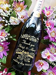 「Thank you、新郎と新婦の名前、結婚式の日付」をボトル側面に彫刻した、新郎新婦から両親へ贈呈するシャンパン