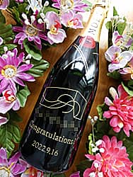 「美容室のロゴマーク、Congratulations、開店日の日付」をボトル側面に彫刻した、美容室の開店祝い用のシャンパン