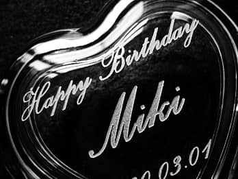 誕生日プレゼント用のガラス製小物入れの蓋に彫刻した、「Happy Birthday、贈る相手の名前」のクローズアップ画像