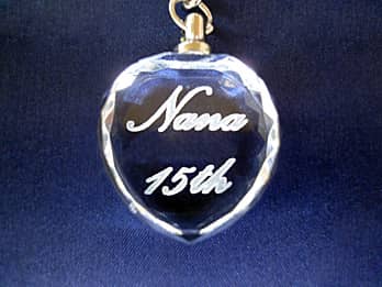 ガラスの飾り部分に「Nana 15th」を彫刻した誕生日プレゼント用のキーホルダー