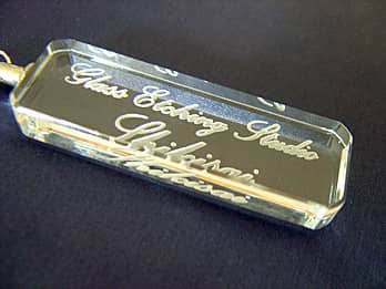 クリスタルガラス製の飾り部に、店名を彫刻した周年祝い用のキーホルダー