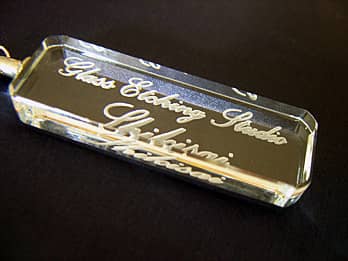 クリスタルガラス製の飾りの部分に、「大会名、日付、受賞者の名前」を彫刻した賞品用のキーホルダー