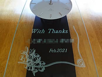 新郎新婦から両親へ贈呈する掛け時計（With Thanks ○○&○○ 日付を、掛け時計の前面ガラスに彫刻）