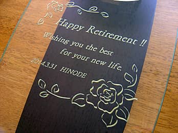 「Happy retirement! Wishing you the best for your new life. 」を前面ガラスに彫刻した、定年退職のプレゼント用の掛け時計