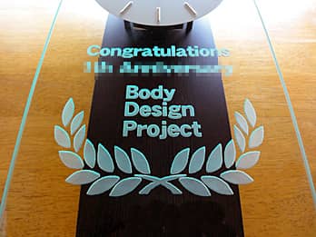 「Congratulations、○○ Award、主催団体名」を前面ガラスに彫刻した、スポーツ大会の賞品用の掛け時計