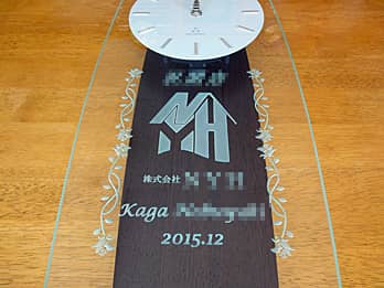 「ロゴマーク、会社名、永年勤続者の名前」を前面ガラス部に彫刻した、永年勤続表彰用の振り子時計
