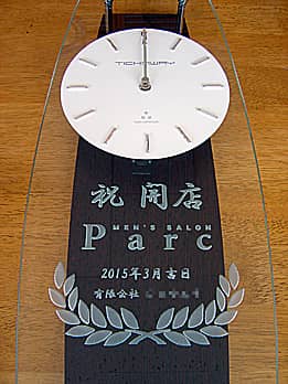 「名前、メッセージ、日付」を前面ガラスに彫刻した掛け時計CL-1