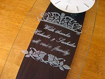 「With thanks、新郎と新婦の名前、結婚式の日付」を前面ガラスに彫刻した、両親へ贈呈する掛け時計