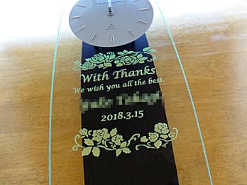 「With thanks、先生の名前、日付」を彫刻した、同窓会で恩師へ贈るプレゼント用の掛け時計
