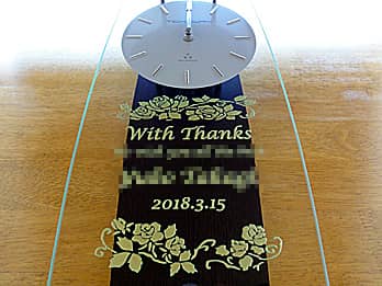 「With thanks、新郎と新婦の名前、結婚式の日付」を前面ガラスに彫刻した、両親への贈り物用の掛け時計