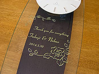 「Thank you for everything、新郎と新婦の名前、結婚式の日付」を前面ガラスに彫刻した、披露宴で両親へプレゼントする掛け時計