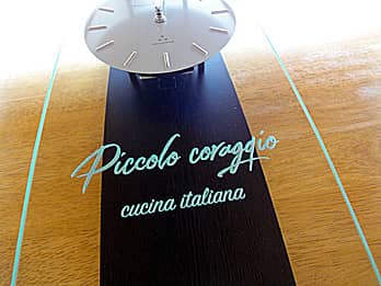 ロゴを前面ガラスに彫刻した、飲食店の開店祝い用の掛け時計