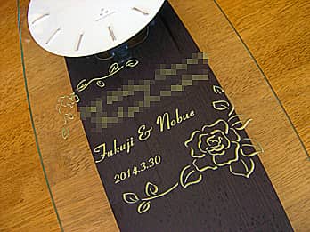 「新郎と新婦の名前、挙式日」を前面ガラスに彫刻した、結婚祝い用の掛け時計