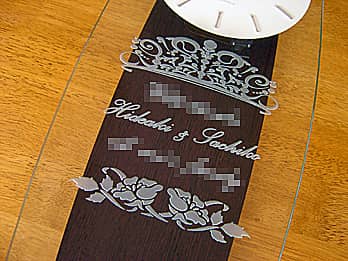 「ティアラの飾り、新郎と新婦の名前」を前面ガラスに彫刻した、結婚祝い用の掛け時計