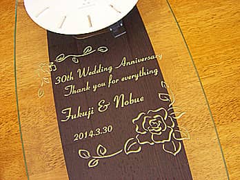 「30th Wedding Anniversary、Thank you for everything、旦那様と奥さまの名前、結婚記念日の日付」を前面ガラスに彫刻した、結婚記念日祝い用の掛け時計
