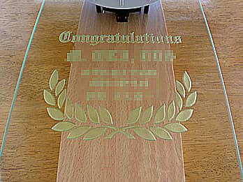 「Congratulations、合格者の名前、日付」を前面ガラスに彫刻した、合格記念品用の掛け時計