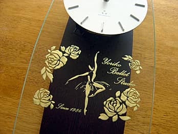 バレリーナのイラストを前面ガラスに彫刻した、発表会の賞品用の掛け時計