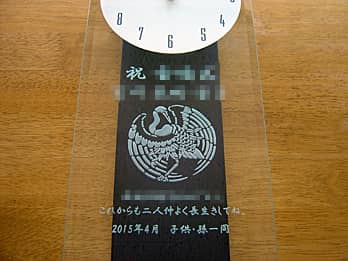鶴のイラストを彫刻した、長寿祝い用の掛け時計