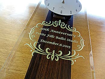 「30th anniversary、バレエ教室の名前、日付」を前面ガラスに彫刻した、周年祝い用の掛け時計