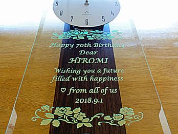 「お祝いメッセージ、贈る相手の名前、贈り主の名前、お祝いをする日付」を前面ガラス部に彫刻した掛け時計CL-3