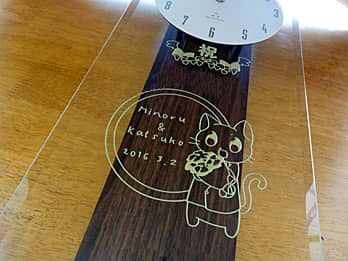 ネコのイラストを前面ガラスに彫刻した、誕生日プレゼント用の掛け時計
