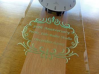「30th anniversary、バレエ教室の名前」を彫刻した、バレエ教室の30周年祝い用の掛け時計