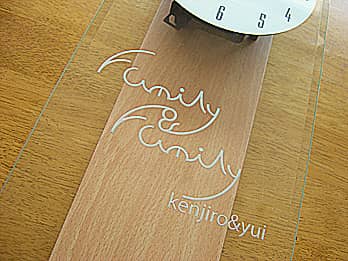 名前とメッセージを彫刻した、父の日のプレゼント用の掛け時計