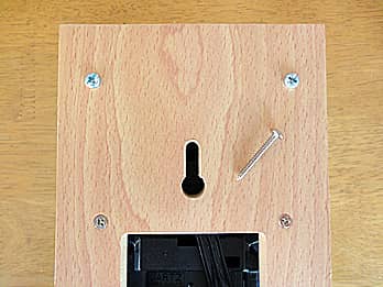 掛け時計CL-4の裏側上部に空いている穴と、掛け時計に付属しているネジの画像