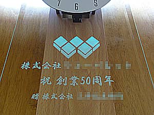 メッセージと会社のマークを前面ガラス部に彫刻した掛け時計CL-4