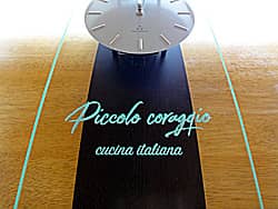 お店のロゴを前面ガラスに彫刻した開店祝い用の掛け時計