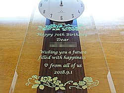 「Happy 70th birthday、名前、日付」を前面ガラスに彫刻した、古希祝い用の掛け時計