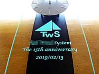 「ロゴマーク」「The 15th anniversary」を彫刻した、周年記念用の掛け時計
