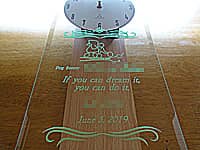 「ロゴマーク」「応援メッセージと日付」を彫刻した、ドッグサロンの開店祝い用の掛け時計