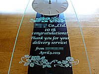 「お祝いメッセージと会社名」を彫刻した、取引先への周年祝い用の掛け時計