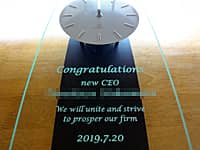 「Congratulations、new ceo ○○、日付」を彫刻した、CEO就任祝い用の掛け時計