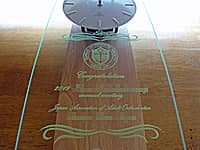 「会社のマーク」と「表彰内容」を前面ガラスに彫刻した、表彰記念品用の掛け時計