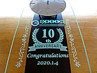 会社の10周年祝い用の掛け時計（会社のロゴマーク、Congratulations 10th anniversary、2020.1.4を彫刻）
