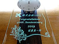 会社の周年祝い用の掛け時計（会社のロゴマークと、Congratulations 40th anniversary 2019 従業員一同を前面ガラスに彫刻）