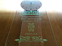 バレエ教室の周年祝い用の掛け時計（トウシューズのイラストと、Congratulations! 20th anniversary Studio○○を前面ガラスに彫刻）