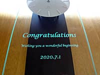 結婚祝い用の掛け時計（Congratulations! Wishing you a wonderful beginning. 結婚式の日付を、掛け時計の前面ガラスに彫刻）