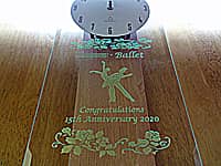 バレエ教室の周年祝い用の掛け時計（男女ペアのバレエダンサーのイラストと、○○Ballet Congratulations 15th anniversaryを、掛け時計の前面ガラスに彫刻）